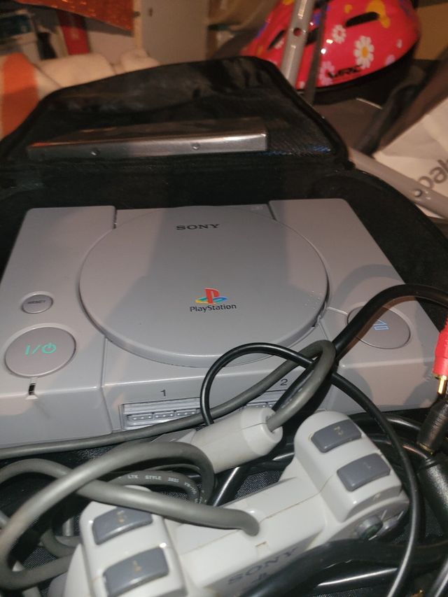 PlayStation 1 i 2 juntas con sus mochilas.