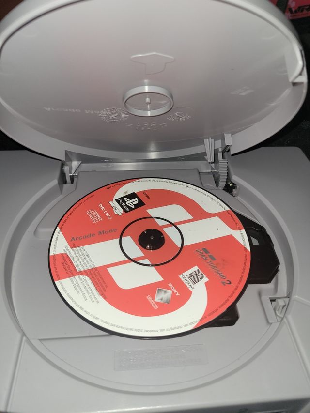 PlayStation 1 i 2 juntas con sus mochilas.