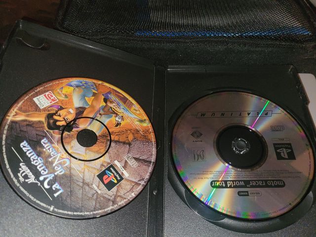 PlayStation 1 i 2 juntas con sus mochilas.