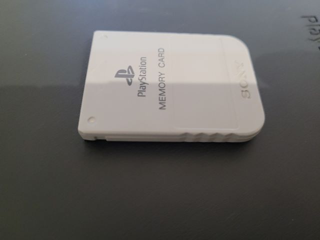 PlayStation 1 i 2 juntas con sus mochilas.