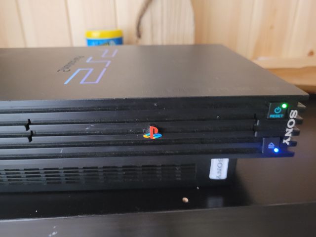 PlayStation 1 i 2 juntas con sus mochilas.