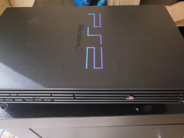 PlayStation 1 i 2 juntas con sus mochilas.