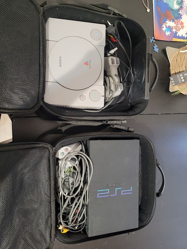 PlayStation 1 i 2 juntas con sus mochilas.