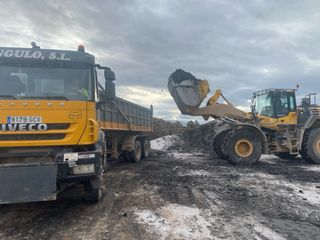 se precisan camioneros y palistas