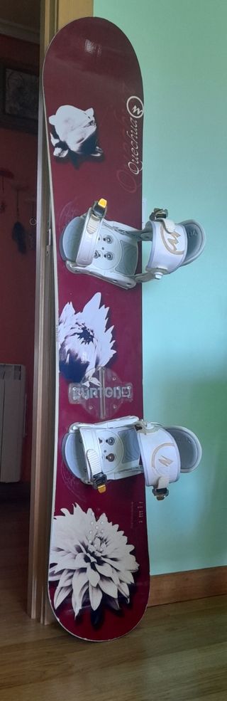 Tabla de snowboard con fijaciones y funda