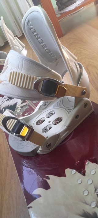 Tabla de snowboard con fijaciones y funda