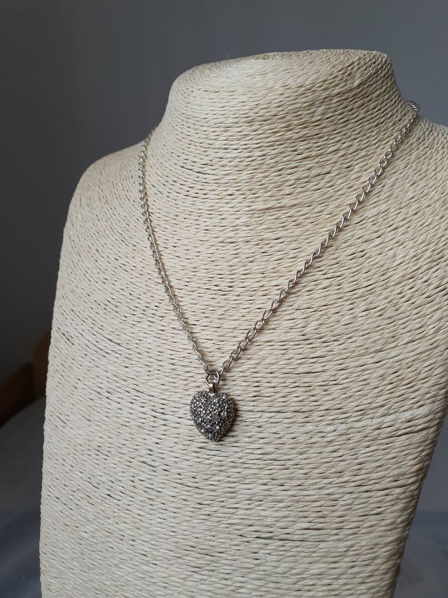 Conjunto de cadenas y colgantes. Años 80 y 90