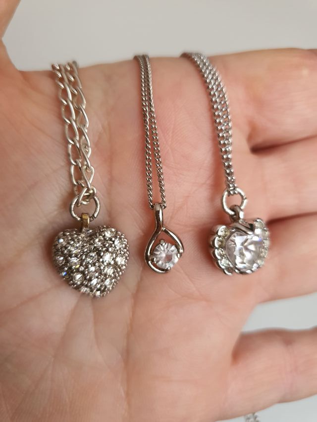 Conjunto de cadenas y colgantes. Años 80 y 90