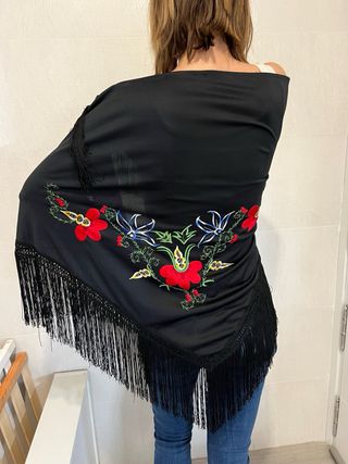 Manton negro bordado