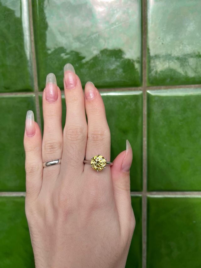 Anillo de moissanita amarillo limón 2Ct y plata