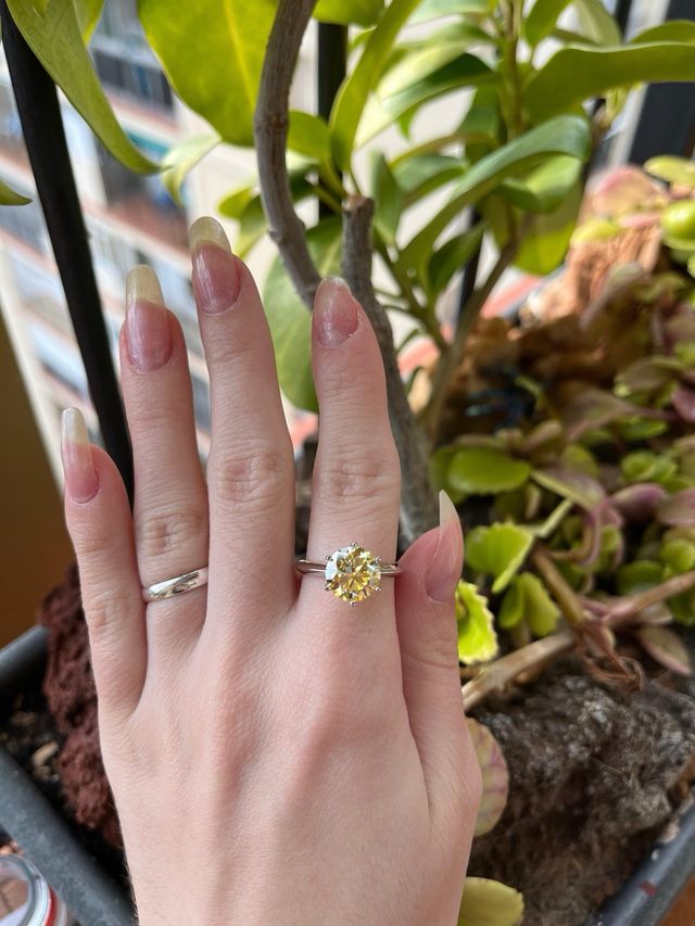 Anillo de moissanita amarillo limón 2Ct y plata