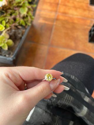 Anillo de moissanita amarillo limón 2Ct y plata