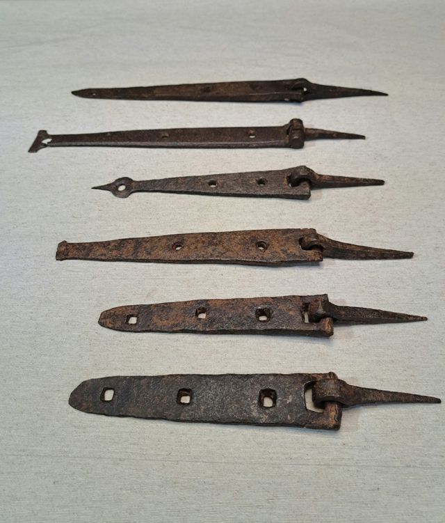 Bisagras antiguas de forja.