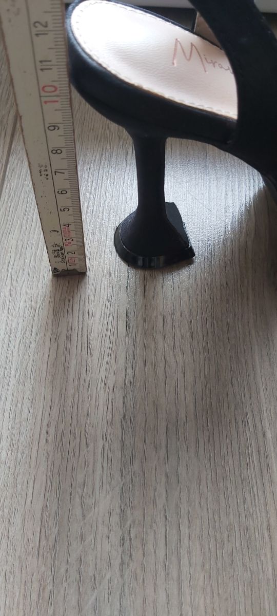 Eleganti scarpe tacco alto