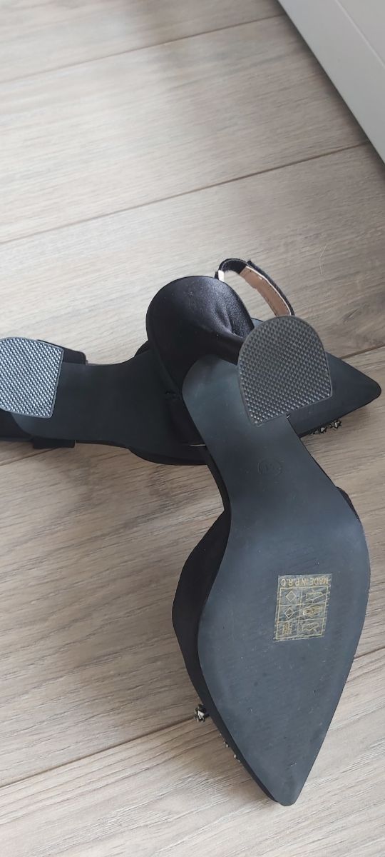 Eleganti scarpe tacco alto