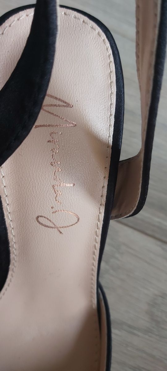 Eleganti scarpe tacco alto