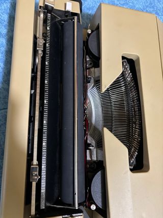 Máquina de escribir con funda Oliveti