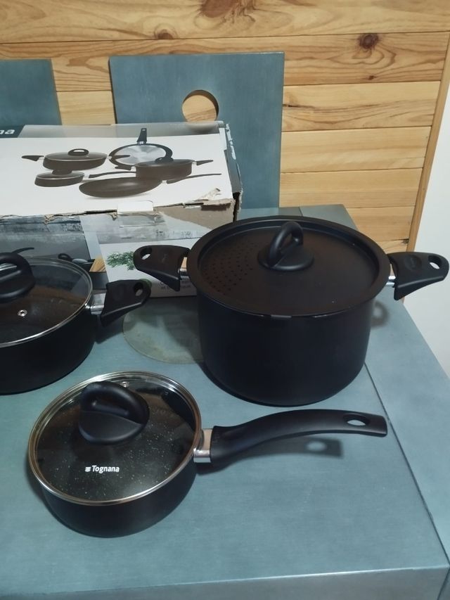 Juego de ollas y sartenes 8 piezas, NUEVO