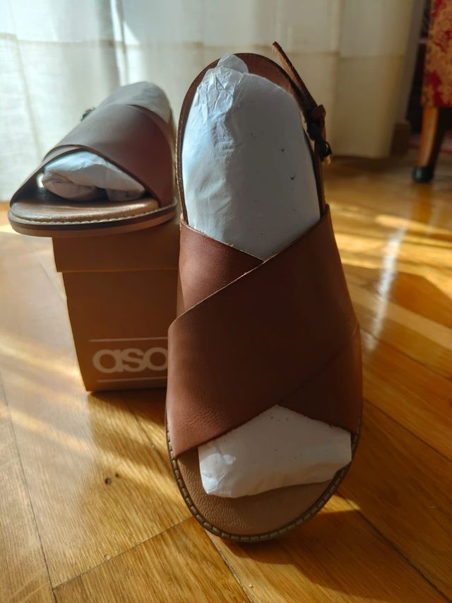 2 PARES DE SANDALIAS