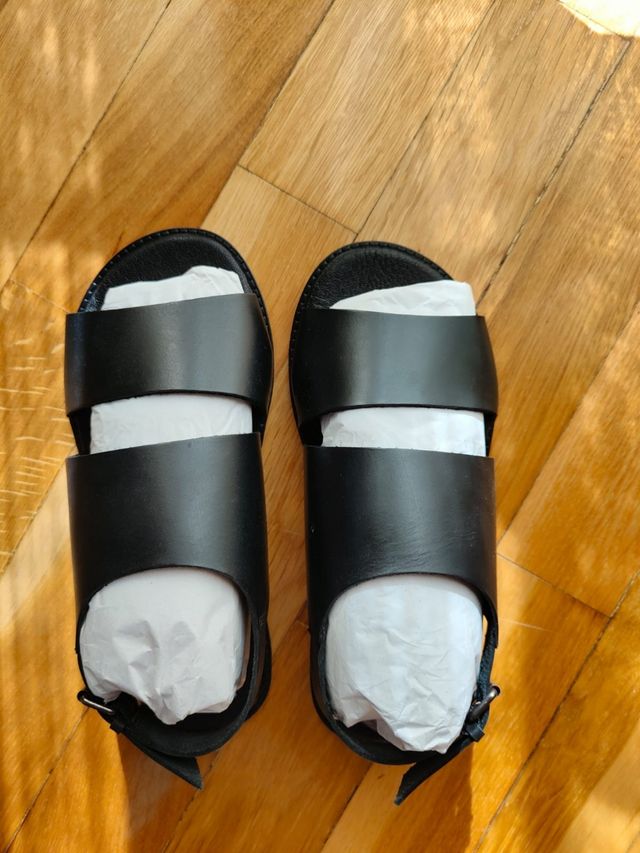 2 PARES DE SANDALIAS