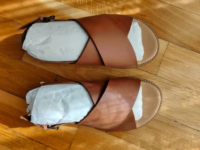 2 PARES DE SANDALIAS