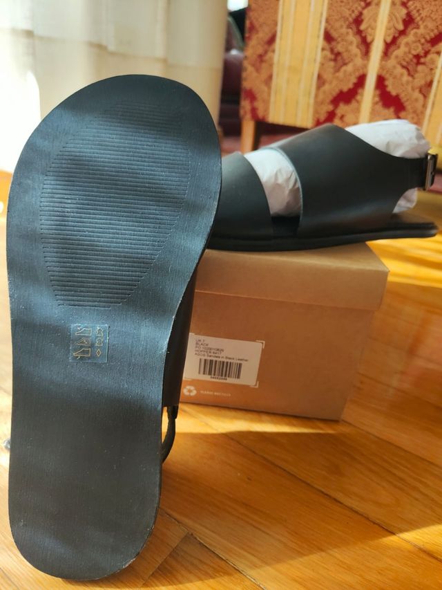 2 PARES DE SANDALIAS