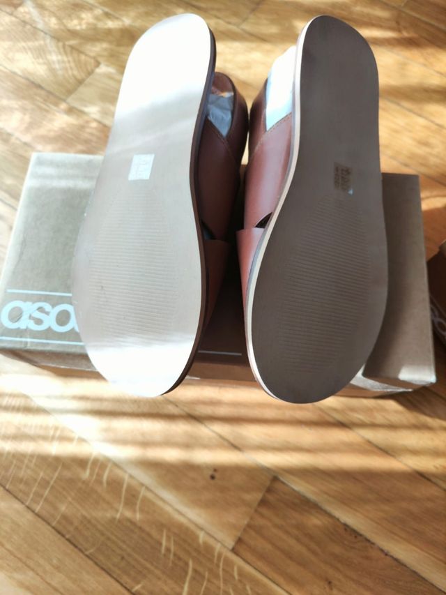 2 PARES DE SANDALIAS