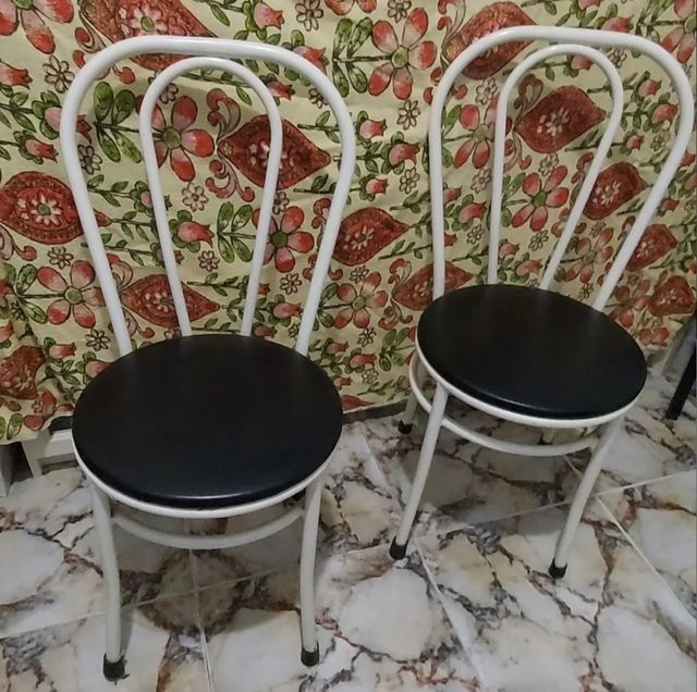 Sillas y taburetes de cocina.