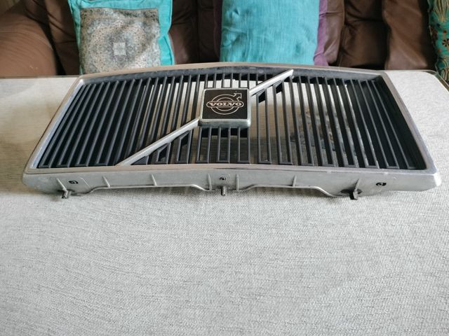 Rejilla frontal Volvo 240GL 1984