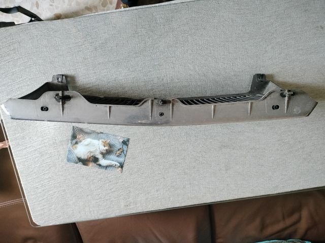 Rejilla frontal Volvo 240GL 1984