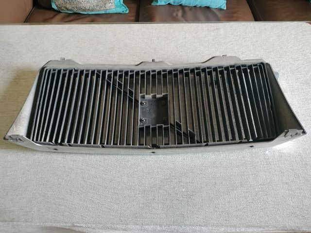 Rejilla frontal Volvo 240GL 1984