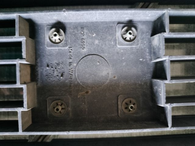 Rejilla frontal Volvo 240GL 1984