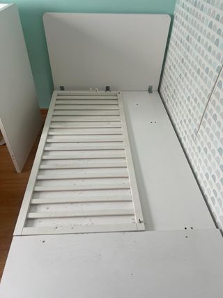 Cuna convertible en cama blanca