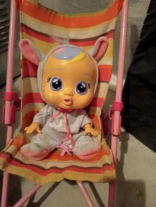 Bebé llorón y mochila portabebés