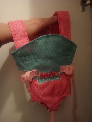 Bebé llorón y mochila portabebés