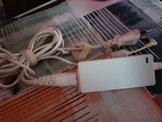 Cargador Mini portátil Asus.