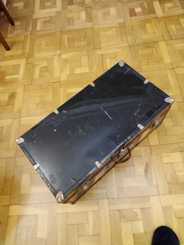 Baúl metálico antiguo