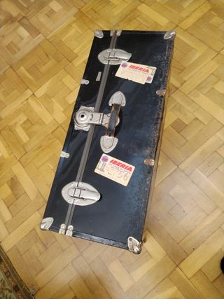 Baúl metálico antiguo
