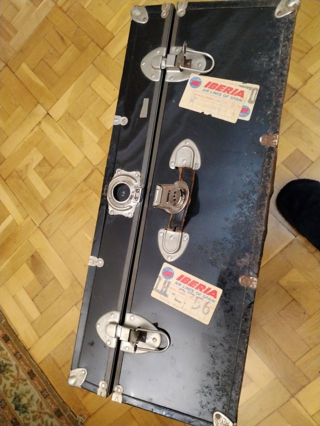 Baúl metálico antiguo