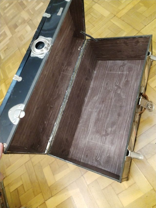 Baúl metálico antiguo