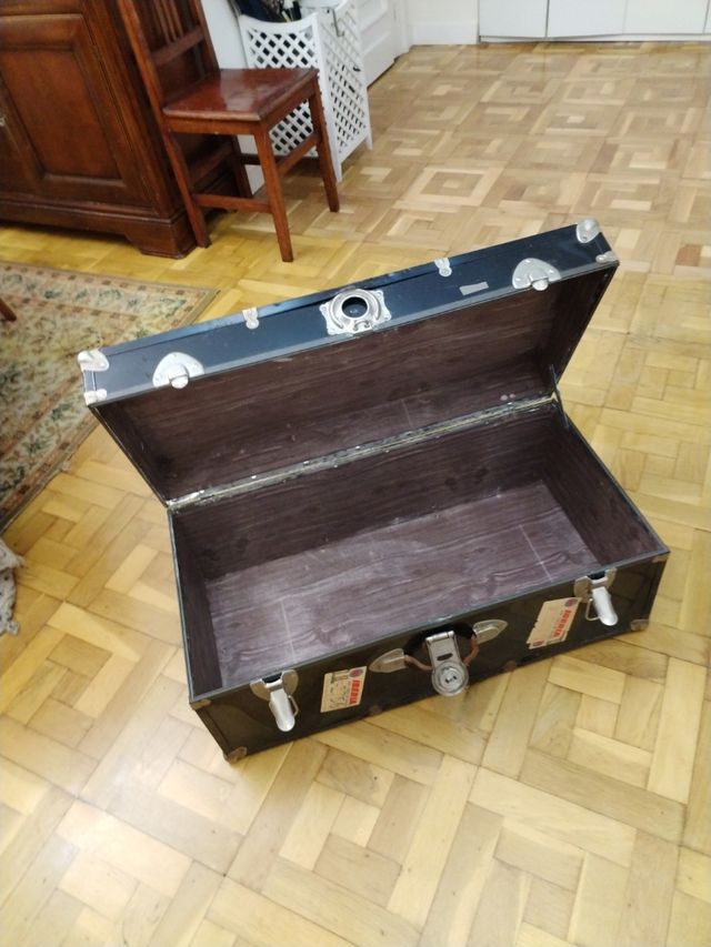 Baúl metálico antiguo