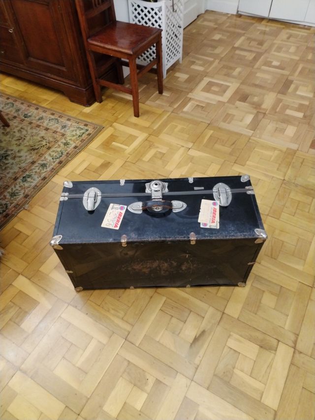 Baúl metálico antiguo