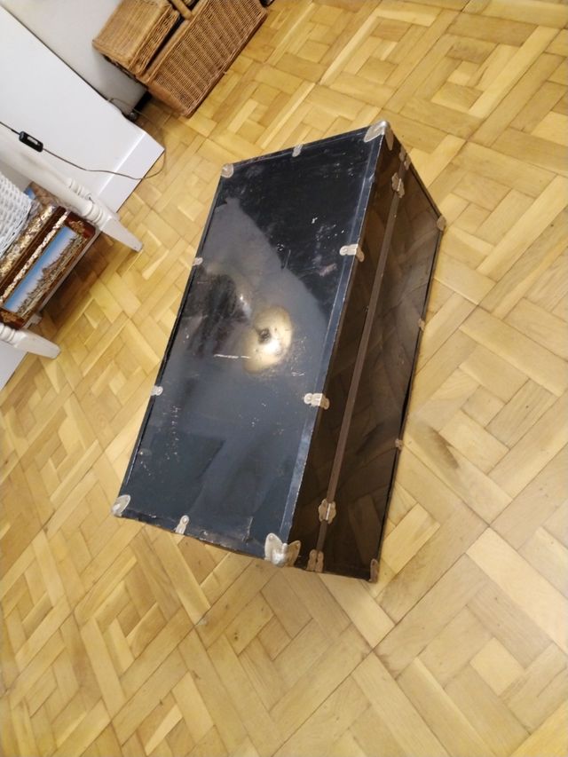 Baúl metálico antiguo