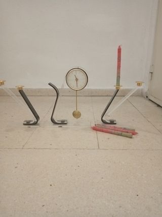 Conjunto de reloj y candelabros para velas