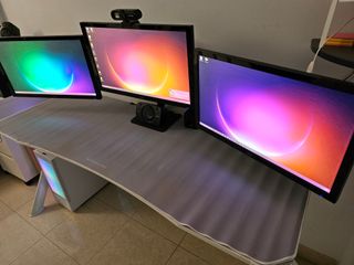 Monitores con soporte + mesa + altavoces