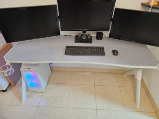 Monitores con soporte + mesa + altavoces