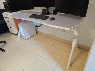 Monitores con soporte + mesa + altavoces