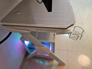 Monitores con soporte + mesa + altavoces