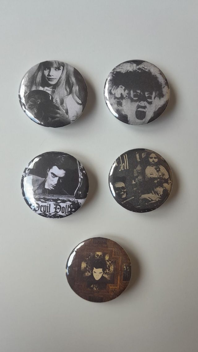 Pins y chapas de banda devil doll.