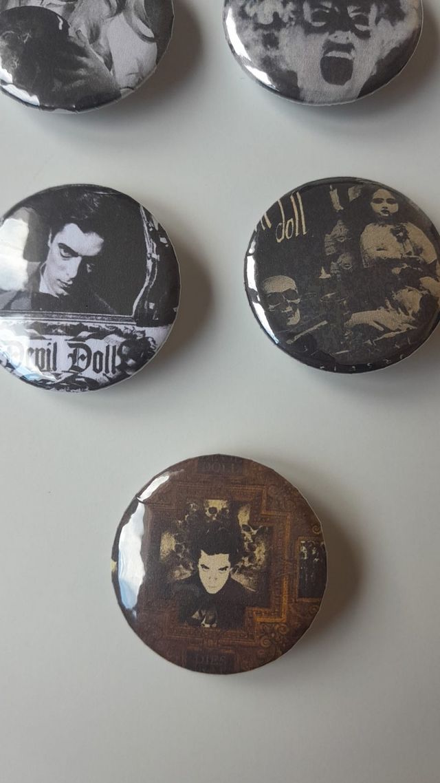 Pins y chapas de banda devil doll.